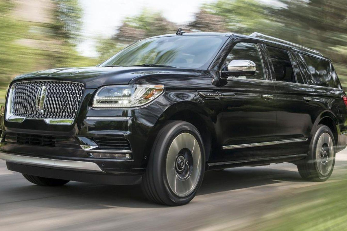 A pristine Lincoln Navigator driving smoothly through the Chicago southwest suburbs for a premium airport transfer.