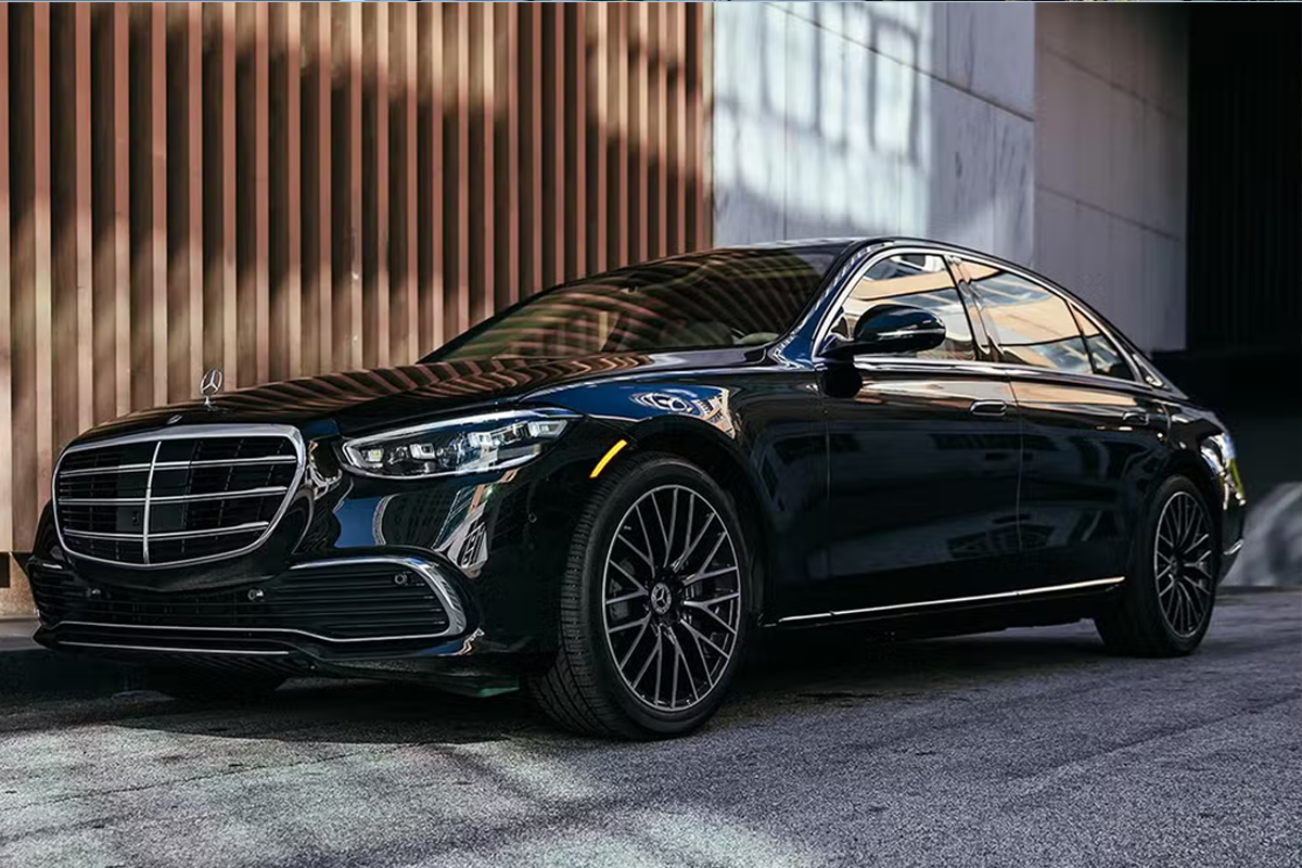 New Lenox to O'Hare Limo Mercedes S-Class executive sedan en route to O'Hare Airport