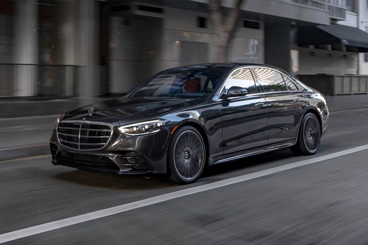 Executive Sedan Outside Corporate Building Oak Lawn Limo Service executive sedan for corporate transportation