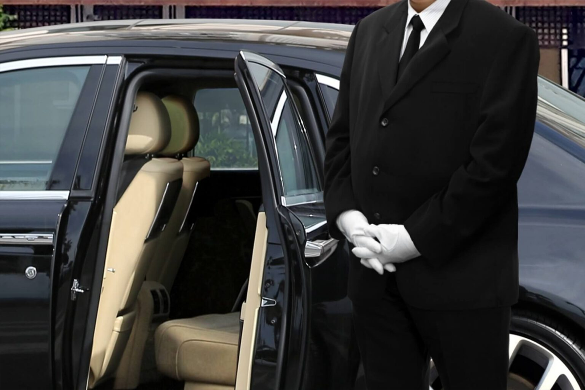 Oak Lawn 4Chauffeur Assisting Airport Traveler Professional chauffeur delivering Oak Lawn Limo Service for airport transportation