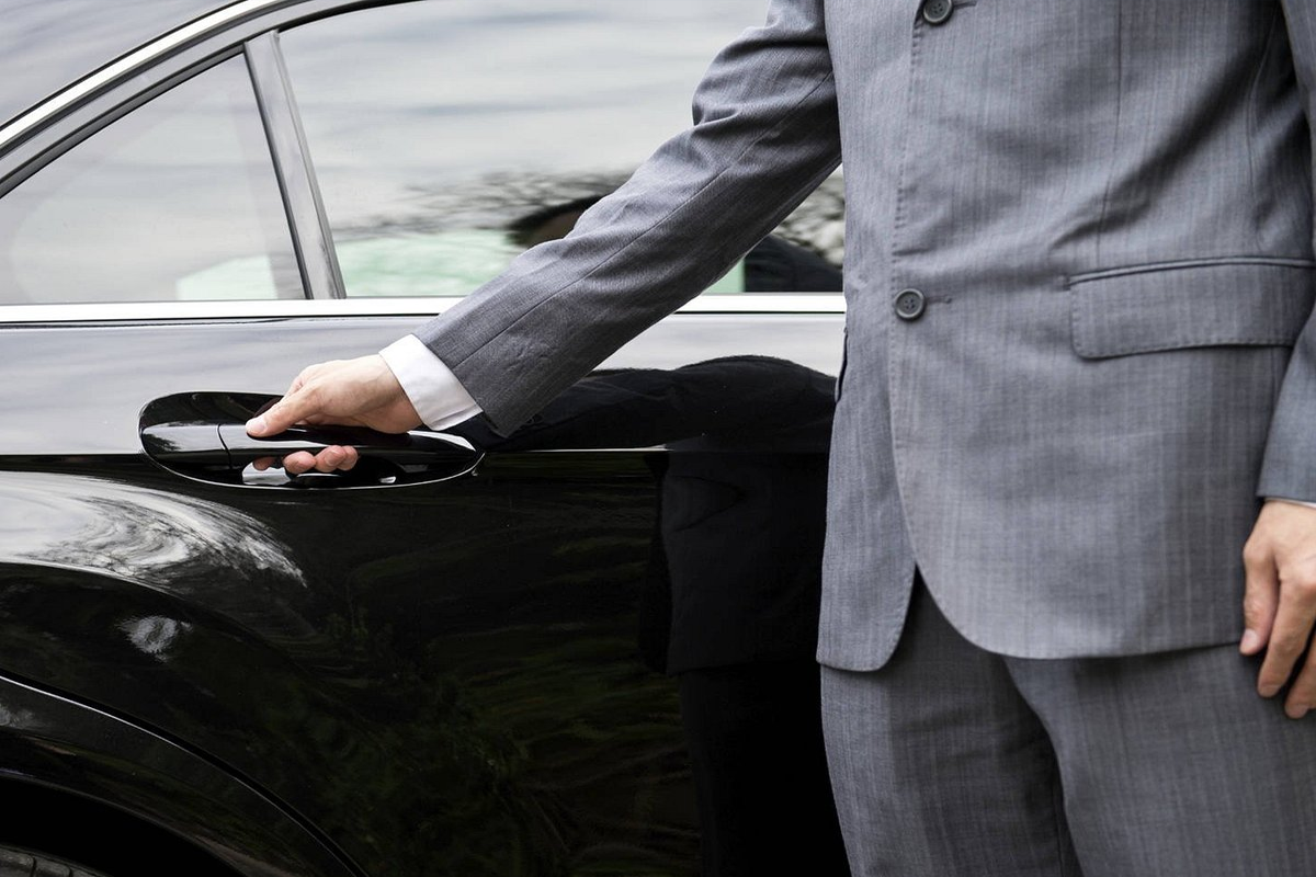 Professional chauffeur providing Palos Hills Limo Service