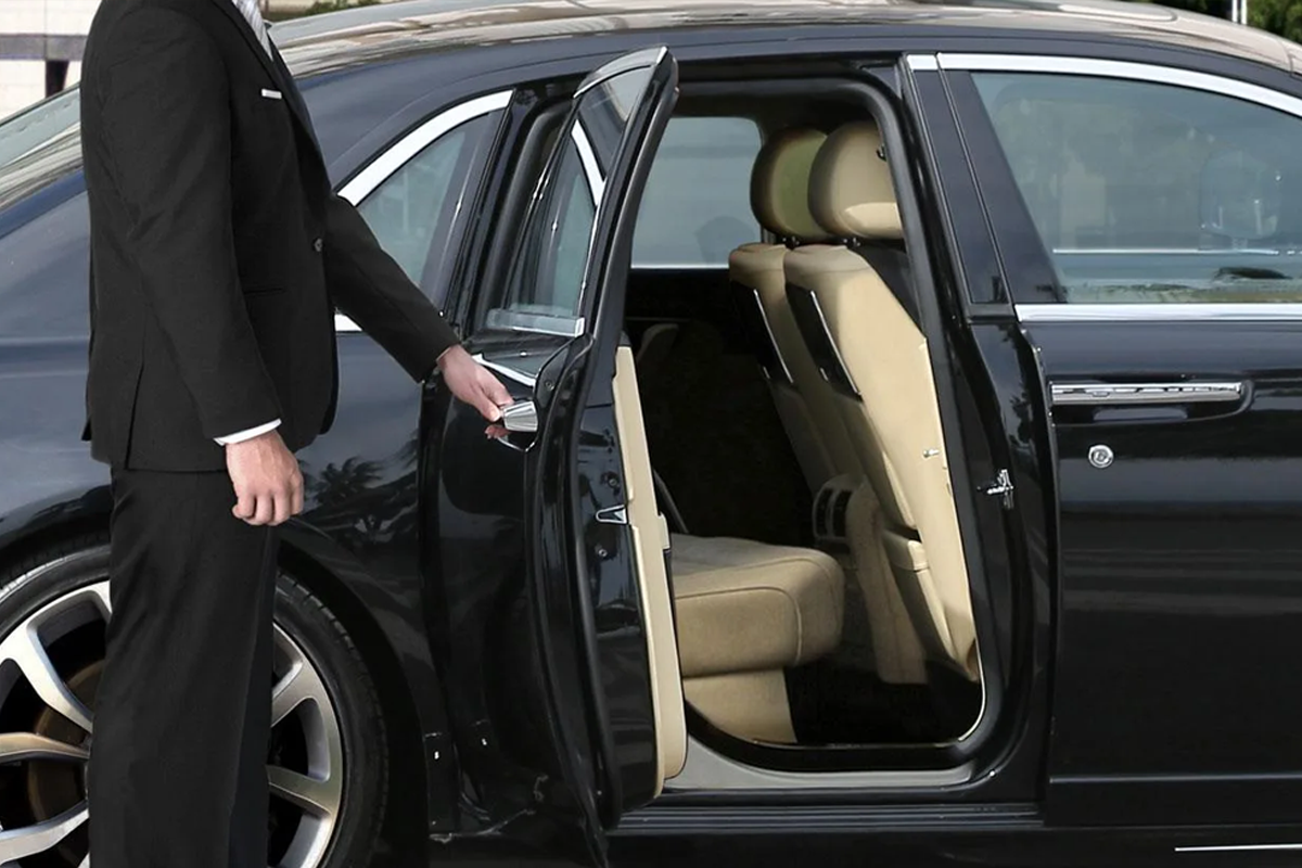 Chauffeur Assisting Passenger in Palos Heights Professional chauffeur providing Palos Heights Limo Service