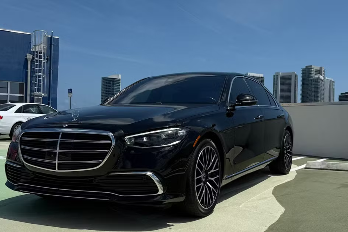Executive Sedan for Corporate Travel Palos Heights Limo Service luxury sedan for business transportation
